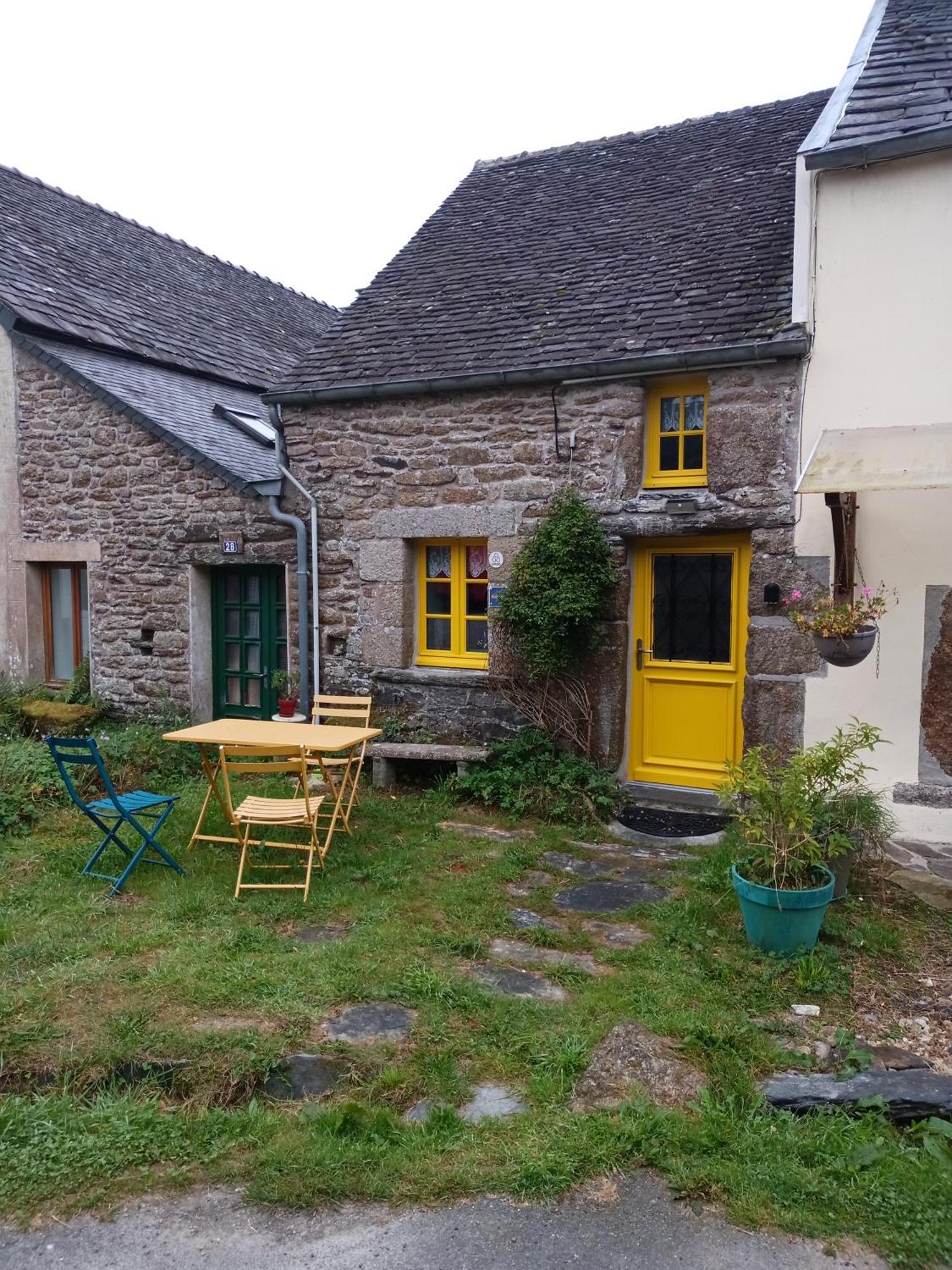 La Maison De Poupee Berrien Exterior foto